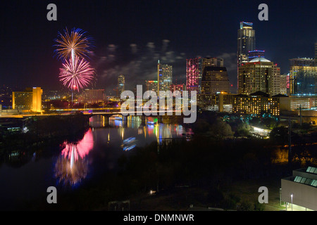 Feuerwerk explodieren über der Skyline von Austin, Texas am Vorabend des neuen Jahres wie Nachtschwärmer auf Wiedersehen bis 2013 und 2014 Hallo sagen. Stockfoto