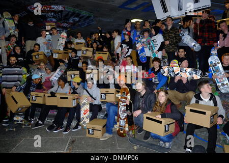 London, UK. 2. Januar 2014. Skater, die Regeneration von der Unterkirche widersprechen, versammeln, um die größte Anzahl von Einwände gegen ein Bauantrag in UK Geschichte liefern. Bildnachweis: Rachel Megawhat/Alamy Live-Nachrichten Stockfoto