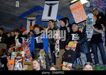 London, UK. 2. Januar 2014. Skater, die Regeneration von der Unterkirche widersprechen, versammeln, um die größte Anzahl von Einwände gegen ein Bauantrag in UK Geschichte liefern. Bildnachweis: Rachel Megawhat/Alamy Live-Nachrichten Stockfoto