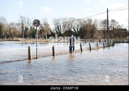 Yalding, Kent, UK. 2. Januar 2014. Die Environment Agency hat eine Hochwasser-Warnung für Yalding Dorf in der Grafschaft Kent Ersteres für 2014 am Donnerstag 2. Januar ausgestellt. Älterer Herr klammert sich an Geländer versuchen, in Dorf entlang Hampstead Lane Credit: Yon Marsh/Alamy Live News Stockfoto