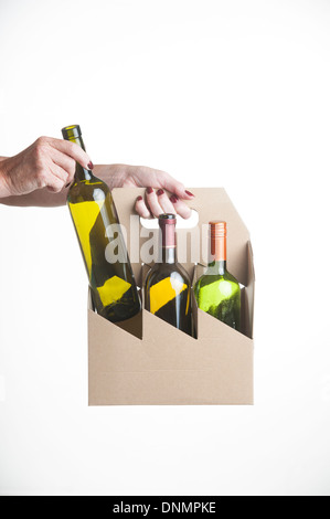 Karton Weinflasche Träger Womans Hand Platzierung Glasflasche in den Schlitz Stockfoto