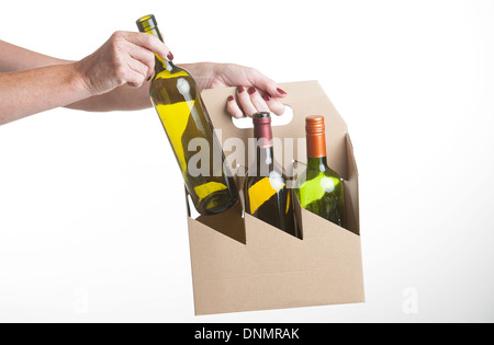 Karton Weinflasche Träger Womans Hand Platzierung Glasflasche in den Schlitz Stockfoto