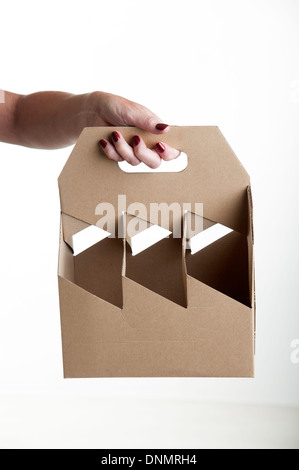 Womans Hand Holding Karton Weinflasche Träger Stockfoto