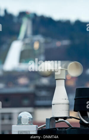 Innsbruck, Österreich. 2. Januar 2014. Ein Anemometer zur Messung der Windgeschwindigkeit ist vor der Bergisel Sprungschanze in Innsbruck, Österreich, 2. Januar 2014 abgebildet. Die dritte Runde in der 62. Vierschanzentournee springen beginnt am 3. Januar 2014. Foto: DANIEL KARMANN/Dpa/Alamy Live News Stockfoto