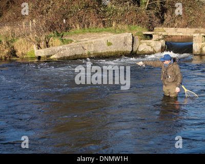 Ein Angler Angeln auf Weißfische auf die Itchen Navigation unterhalb der alten Compton-Schleuse in der Nähe von Shawford, Hampshire, England. Stockfoto