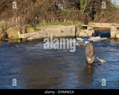 Ein Angler Angeln auf Weißfische auf die Itchen Navigation unterhalb der alten Compton-Schleuse in der Nähe von Shawford, Hampshire, England. Stockfoto