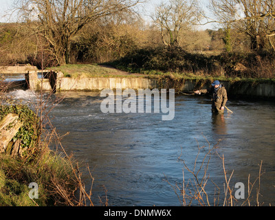 Ein Angler Angeln auf Weißfische auf die Itchen Navigation unterhalb der alten Compton-Schleuse in der Nähe von Shawford, Hampshire, England. Stockfoto