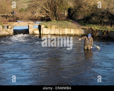 Ein Angler Angeln auf Weißfische auf die Itchen Navigation unterhalb der alten Compton-Schleuse in der Nähe von Shawford, Hampshire, England. Stockfoto