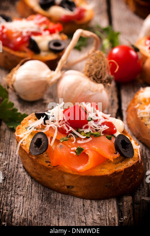 Selektiven Fokus auf den vorderen Bruschetta auf dem Tisch Stockfoto