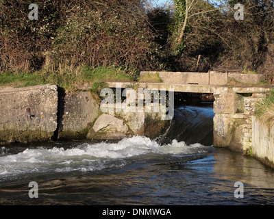 Die Überreste der Compton-Sperre für die Itchen Navigation in der Nähe von Shawford, England No als ein kleines Wehr und ehemals Schleusen verwendet. Stockfoto