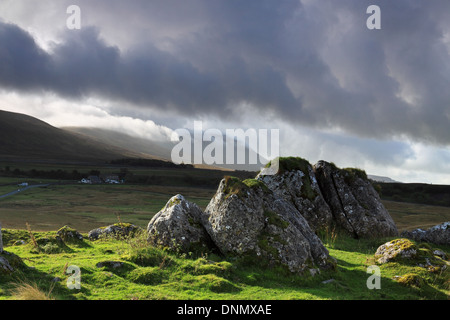 Sturm Wolken über den Gipfel des Ingleborough, einer der Yorkshire drei Zinnen Berge in den Yorkshire Dales, England Stockfoto