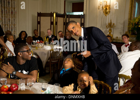 US-Präsident Barack Obama posiert für ein Foto mit einem kleinen Jungen, der während der Vatertag Eis in der State Dining Room des weißen Hauses soziale 14. Juni 2013 in Washington, DC eingeschlafen war. Stockfoto