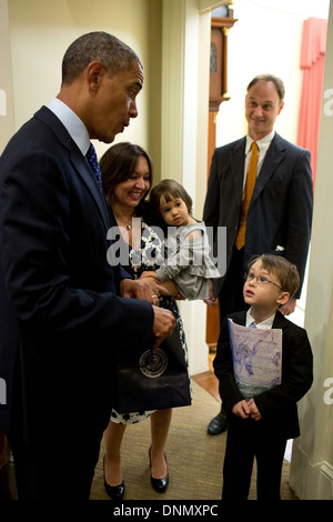 US-Präsident Barack Obama spricht mit dem sechs-jährigen Sohn der abfliegenden Mitarbeiter David Vandivier vor den Toren des Oval Office des weißen Hauses 1. August 2013 in Washington, DC. Die Youngster hatte nur fragte, wie alt der Präsident wollte in ein paar Tagen, 52, antwortete der Präsident. "Whoa!" sagte der sechs-jährigen. Stockfoto