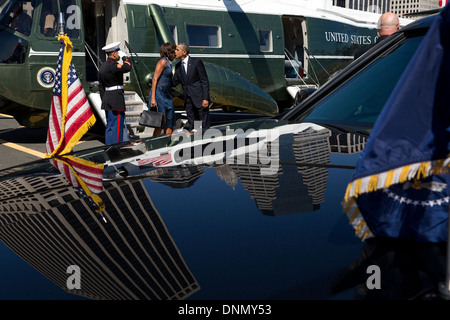 US-Präsident Barack Obama gibt einen Kuss zu First Lady Michelle Obama vor getrennte Wege zu gehen, nach der Ankunft an der Wall Street Landing Zone an Bord Marine One 23. September 2013 in New York City, New York. Stockfoto