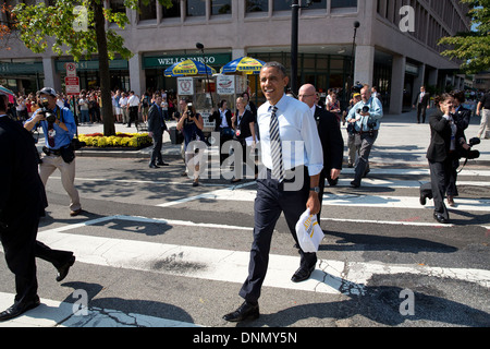 US-Präsident Barack Obama zurück ins Weiße Haus von Taylor Gourmet Sandwich Shop 4. Oktober 2013 in Washington, DC geht. Der Präsident wollte die Sandwich-Shop für Rabatte, beurlaubt Regierungsangestellte während des Stillstands zu danken. Stockfoto