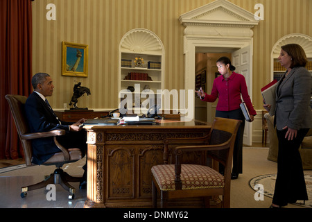 US-Präsident Barack Obama spricht mit Beratern Susan Rice und Lisa Monaco vor seinem Anruf mit Bundeskanzlerin Angela Merkel Deutschlands, die neueste NSA-Leck von Edward Snowden im Oval Office des weißen Hauses 23. Oktober 2013 in Washington, DC zu diskutieren. Stockfoto