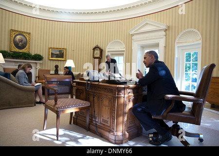 US-Präsident Barack Obama nutzt seine Lautsprecher während eines Kongresses im Oval Office des weißen Hauses 25. Oktober 2013 in Washington, DC. Stockfoto