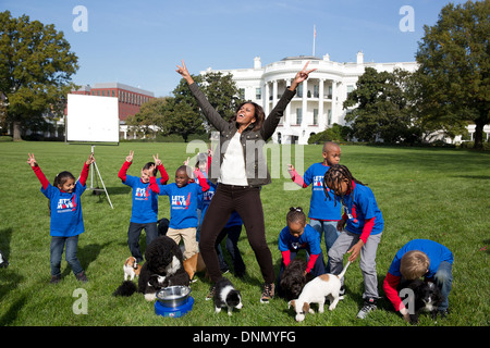 US-First Lady Michelle Obama beteiligt sich an Dreharbeiten für die Animal Planet Welpen Schüssel auf dem South Lawn des weißen Hauses 28. Oktober 2013 in Washington, DC. Stockfoto