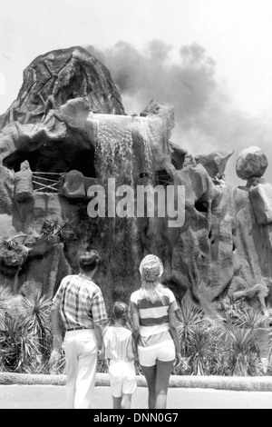 Ein Wasserfall im Jungle Land, Panama City Beach, Florida, aus den 1960er Jahren Diese Touristenattraktion, bekannt für ihre vulkanischen Besonderheiten, war ein wichtiger Anziehungspunkt für Besucher in der Emerald Coast Gegend. Stockfoto