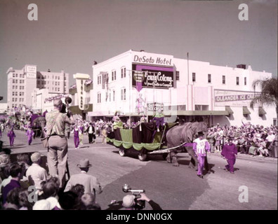 Dieses Foto aus den 1950er Jahren zeigt eine Zirkusparade-Szene, die in Sarasota, Florida, für den Film *The Greatest Show on Earth* gedreht wurde. Der Film gewann 1952 den Academy Award für Bestes Bild. Stockfoto