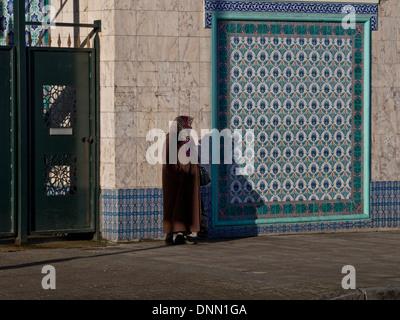 Muslimische Frau vor der Aziziye Moschee in Stoke Newington, East London, UK Stockfoto