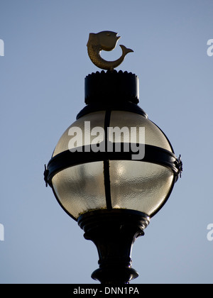 Aspekt der Lampost von alten Billinsgate renoviert Fischmarkt Aufbau durch die Themse in London, Großbritannien Stockfoto