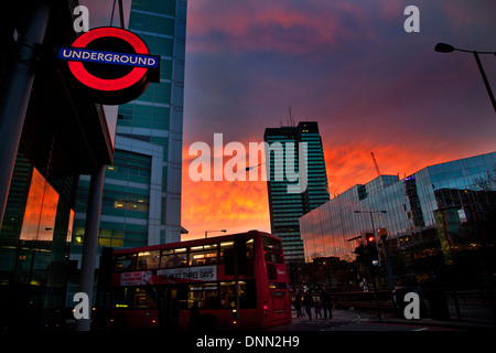 Warren Street u-Bahnstation London in der Abenddämmerung Stockfoto