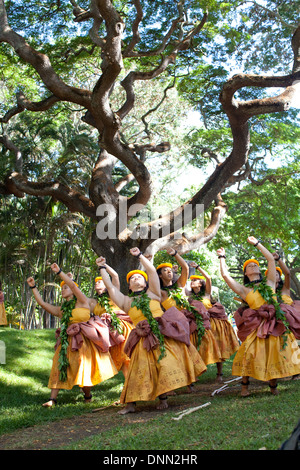 Die Halau Na Mamo O Puuanahulu Tanzgruppe führt auf dem Honolulu Hula Festival Sommer 2013 Stockfoto