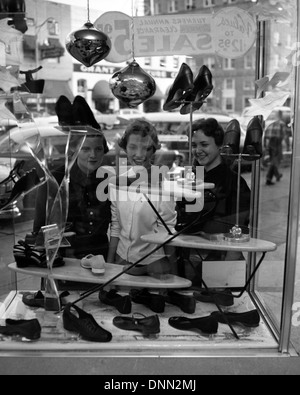 Nicht identifizierte junge Frauen Schaufensterbummel bei Turner Store in Tallahassee, Florida, USA Stockfoto