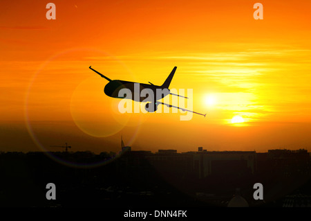 Sonnenuntergang über Belgrad mit Silhouette von fliegenden Flugzeug Stockfoto