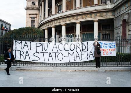 Palermo, Italien. 20. Dezember 2013. Palermo, 20. Dezember 2013 - eine Frau ist auflegen ein Protest-Banner, die lautet: "keine mehr Staat-Mafia Verhandlungen ''. Menschen unter Beweis gestellt, um Unterstützung für Anti-Mafia Staatsanwalt Nino Di Matteo zeigen, wurde mit dem Tode von Boss der Bosse bedroht Salvatore ÃƒÂ ¢?? TotÃƒÆ 'Â' Â²ÃƒÂ ¢? Ã'Â Riina.Photo: Guglielmo Mangiapane/NurPhoto © Guglielmo Mangiapane/NurPhoto/ZUMAPRESS.com/Alamy Live-Nachrichten Stockfoto