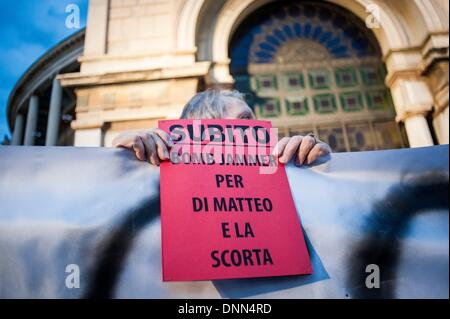 Palermo, Italien. 20. Dezember 2013. Palermo, 20. Dezember 2013 - Menschen verlangen Bombe Jammer, ein Gerät, das neutralisiert Fernbedienungen verwendet, um Bomben zu aktivieren. Menschen unter Beweis gestellt, um Unterstützung für Anti-Mafia Staatsanwalt Nino Di Matteo zeigen, wurde mit dem Tode von Boss der Bosse bedroht Salvatore ÃƒÂ ¢?? TotÃƒÆ 'Â' Â²ÃƒÂ ¢? Ã'Â Riina.Photo: Guglielmo Mangiapane/NurPhoto © Guglielmo Mangiapane/NurPhoto/ZUMAPRESS.com/Alamy Live-Nachrichten Stockfoto