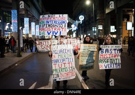 Palermo, Italien. 20. Dezember 2013. Palermo, 20. Dezember 2013 - demonstrierten tausende für zusätzliche Sicherheitsmaßnahmen für Staatsanwalt Nino Di Matteo, der mit dem Tod von Mafia bedroht worden. Menschen unter Beweis gestellt, um Unterstützung für Anti-Mafia Staatsanwalt Nino Di Matteo zeigen, wurde mit dem Tode von Boss der Bosse bedroht Salvatore ÃƒÂ ¢?? TotÃƒÆ 'Â' Â²ÃƒÂ ¢? Ã'Â Riina.Photo: Guglielmo Mangiapane/NurPhoto © Guglielmo Mangiapane/NurPhoto/ZUMAPRESS.com/Alamy Live-Nachrichten Stockfoto