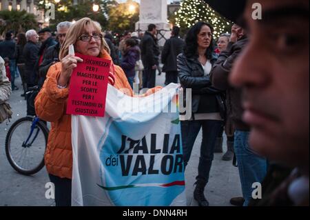 Palermo, Italien. 20. Dezember 2013. Palermo, 20. Dezember 2013 - eine Frau ein Protest-Board und die Fahne der Partei '' Italia dei Valori'' hält. Menschen unter Beweis gestellt, um Unterstützung für Anti-Mafia Staatsanwalt Nino Di Matteo zeigen, wurde mit dem Tode von Boss der Bosse bedroht Salvatore ÃƒÂ ¢?? TotÃƒÆ 'Â' Â²ÃƒÂ ¢? Ã'Â Riina.Photo: Guglielmo Mangiapane/NurPhoto © Guglielmo Mangiapane/NurPhoto/ZUMAPRESS.com/Alamy Live-Nachrichten Stockfoto