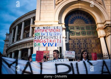 Palermo, Italien. 20. Dezember 2013. Palermo, 20. Dezember 2013 - demonstrierten tausende für zusätzliche Sicherheitsmaßnahmen für Staatsanwalt Nino Di Matteo, der mit dem Tod von Mafia bedroht worden. Menschen unter Beweis gestellt, um Unterstützung für Anti-Mafia Staatsanwalt Nino Di Matteo zeigen, wurde mit dem Tode von Boss der Bosse bedroht Salvatore ÃƒÂ ¢?? TotÃƒÆ 'Â' Â²ÃƒÂ ¢? Ã'Â Riina.Photo: Guglielmo Mangiapane/NurPhoto © Guglielmo Mangiapane/NurPhoto/ZUMAPRESS.com/Alamy Live-Nachrichten Stockfoto