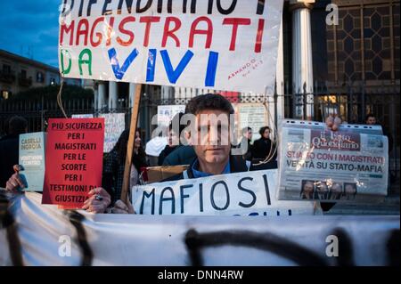 Palermo, Italien. 20. Dezember 2013. Palermo, 20. Dezember 2013 - demonstrierten tausende für zusätzliche Sicherheitsmaßnahmen für Staatsanwalt Nino Di Matteo, der mit dem Tod von Mafia bedroht worden. Menschen unter Beweis gestellt, um Unterstützung für Anti-Mafia Staatsanwalt Nino Di Matteo zeigen, wurde mit dem Tode von Boss der Bosse bedroht Salvatore ÃƒÂ ¢?? TotÃƒÆ 'Â' Â²ÃƒÂ ¢? Ã'Â Riina.Photo: Guglielmo Mangiapane/NurPhoto © Guglielmo Mangiapane/NurPhoto/ZUMAPRESS.com/Alamy Live-Nachrichten Stockfoto