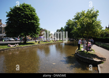 am Wasser Spaß in Bourton auf dem Wasser, Cotswolds UK Stockfoto