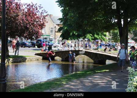 am Wasser Spaß in Bourton auf dem Wasser, Cotswolds UK Stockfoto