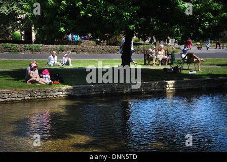 am Wasser Spaß in Bourton auf dem Wasser, Cotswolds UK Stockfoto