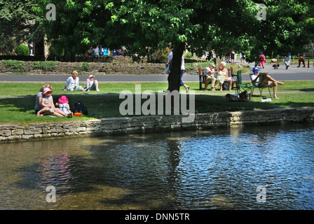 am Wasser Spaß in Bourton auf dem Wasser, Cotswolds UK Stockfoto