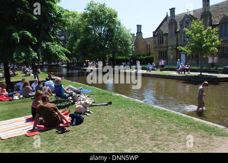 am Wasser Spaß in Bourton auf dem Wasser, Cotswolds UK Stockfoto