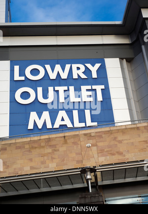 Melden Sie einen Eingang der Lowry Outlet Mall in Salford Quays in der Nähe von Manchester in England, UK Stockfoto