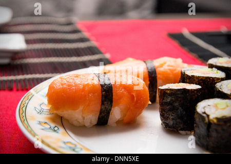 Nahaufnahme von Lachs und Reis. Sushi set Makro Zusammensetzung Stockfoto