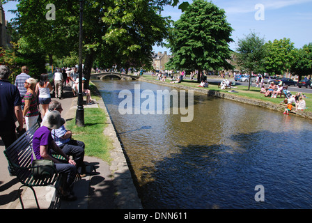 am Wasser Spaß in Bourton auf dem Wasser, Cotswolds UK Stockfoto