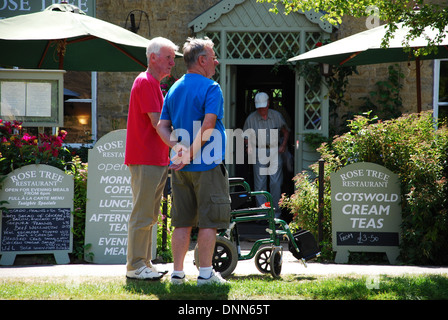 am Wasser Spaß in Bourton auf dem Wasser, Cotswolds UK Stockfoto