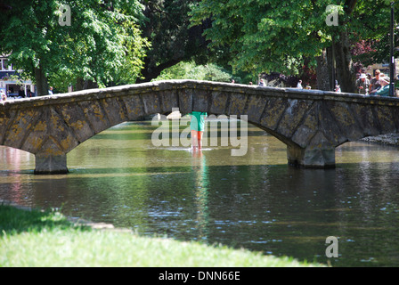 am Wasser Spaß in Bourton auf dem Wasser, Cotswolds UK Stockfoto