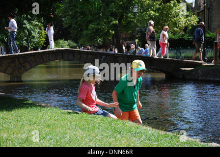 am Wasser Spaß in Bourton auf dem Wasser, Cotswolds UK Stockfoto