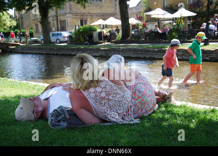 am Wasser Spaß in Bourton auf dem Wasser, Cotswolds UK Stockfoto