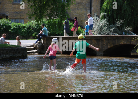 am Wasser Spaß in Bourton auf dem Wasser, Cotswolds UK Stockfoto