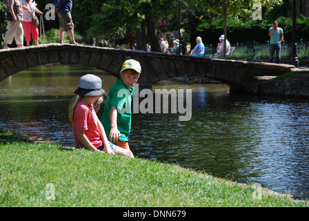 am Wasser Spaß in Bourton auf dem Wasser, Cotswolds UK Stockfoto